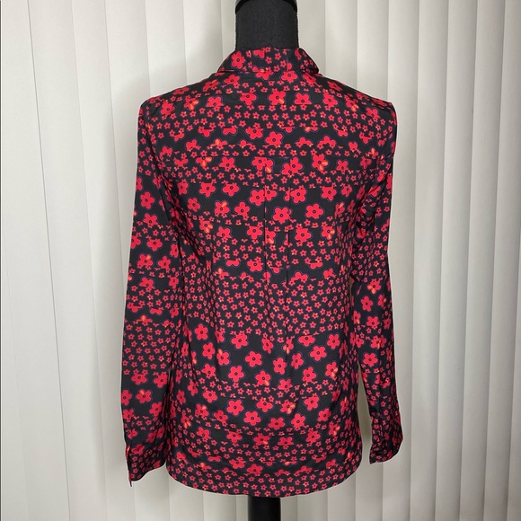 BCBGeneration button down shirt with tie around the collar. The collar is sewn. - Picture 3 of 4